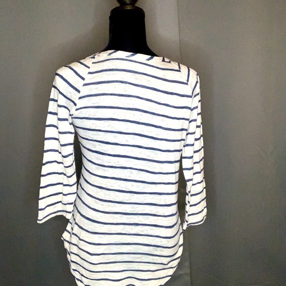 FREE KISSES Women’s M shirt!! 🥰 - Picture 3 of 4